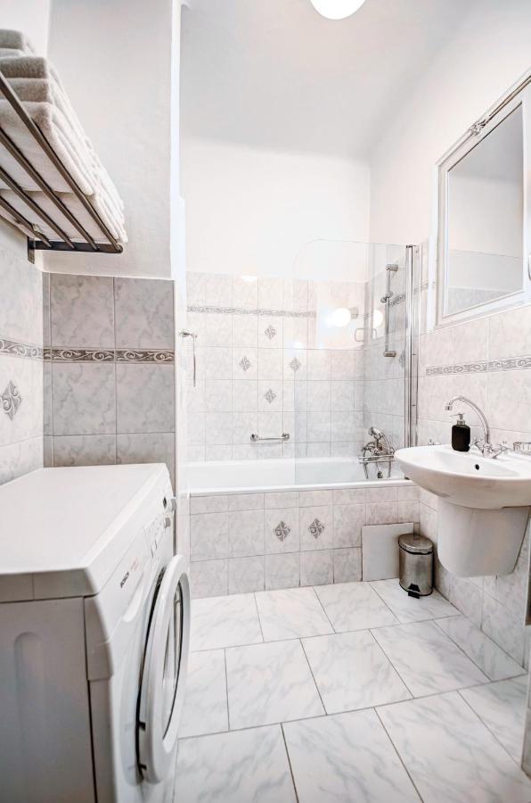 Turnkey I Vintage Terrace Apartment プラハ エクステリア 写真
